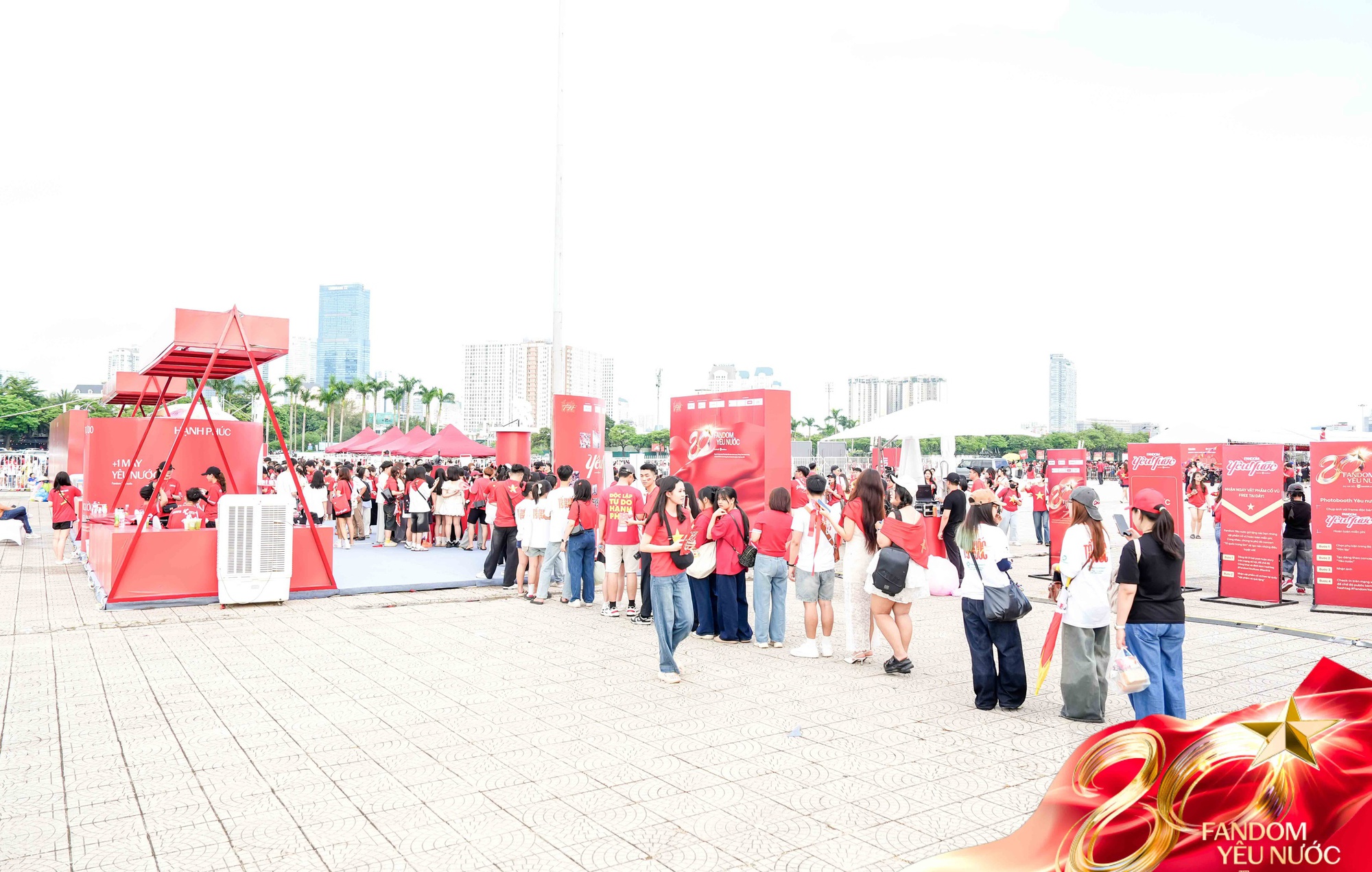 Booth Fandom Yêu Nước “mở bát” quá xôm: 2500 người chụp ảnh tại photobooth, hơn 1000 item Yêu Nước được trao tay- Ảnh 10.