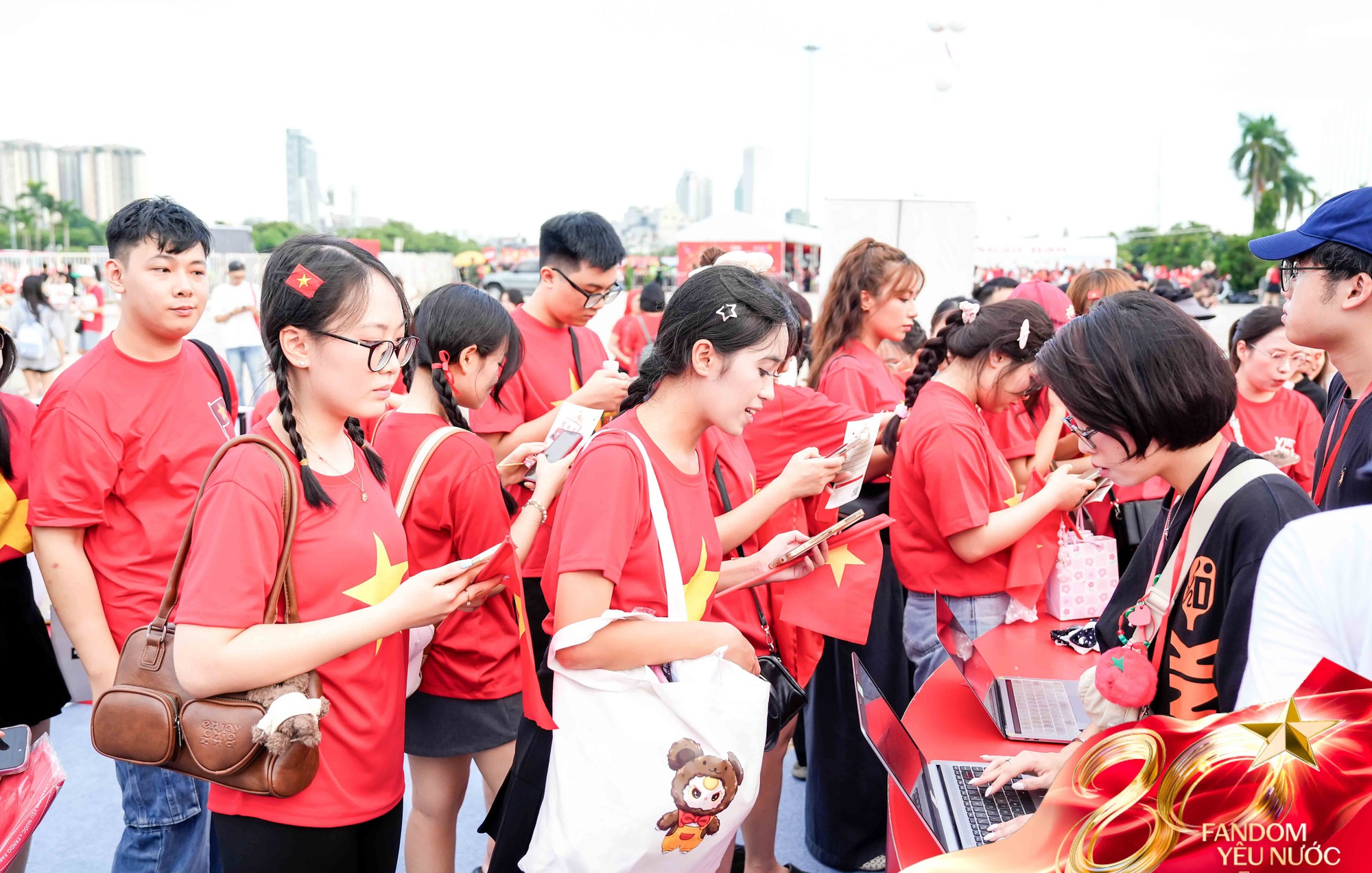 Booth Fandom Yêu Nước “mở bát” quá xôm: 2500 người chụp ảnh tại photobooth, hơn 1000 item Yêu Nước được trao tay- Ảnh 1.