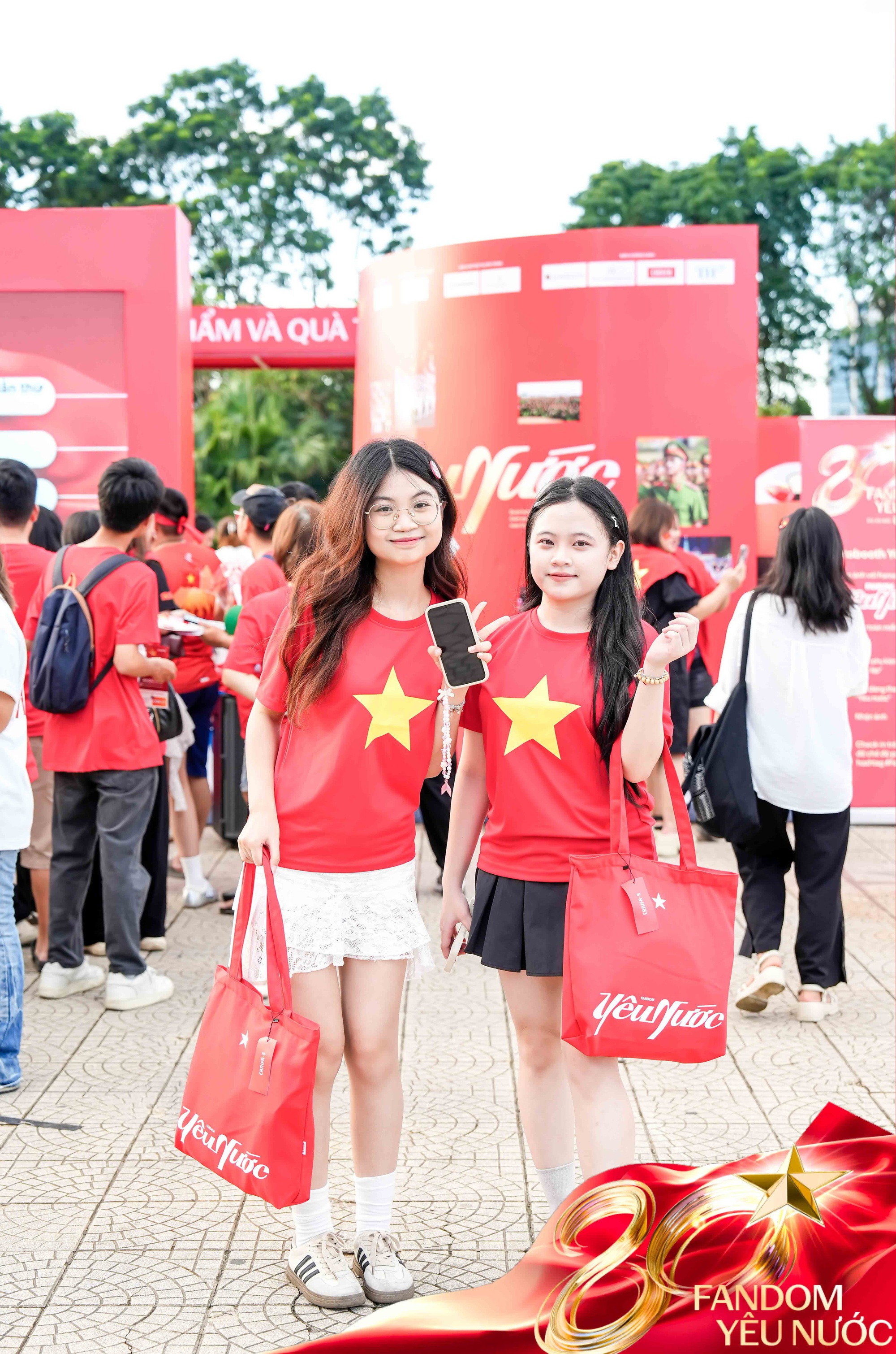 Booth Fandom Yêu Nước “mở bát” quá xôm: 2500 người chụp ảnh tại photobooth, hơn 1000 item Yêu Nước được trao tay- Ảnh 5.