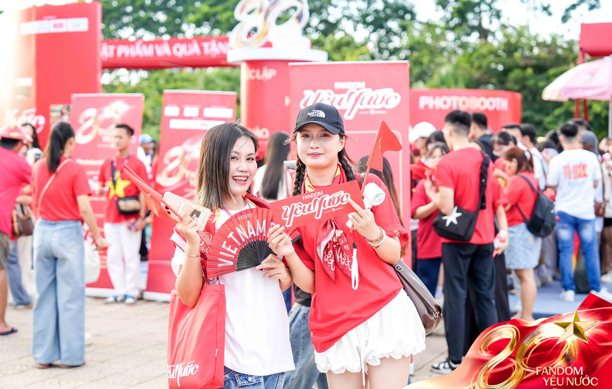 Booth Fandom Yêu Nước “mở bát” quá xôm: 2500 người chụp ảnh tại photobooth, hơn 1000 item Yêu Nước được trao tay- Ảnh 7.