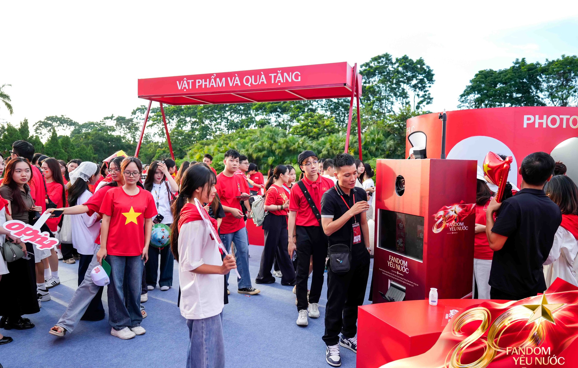 Booth Fandom Yêu Nước “mở bát” quá xôm: 2500 người chụp ảnh tại photobooth, hơn 1000 item Yêu Nước được trao tay- Ảnh 11.