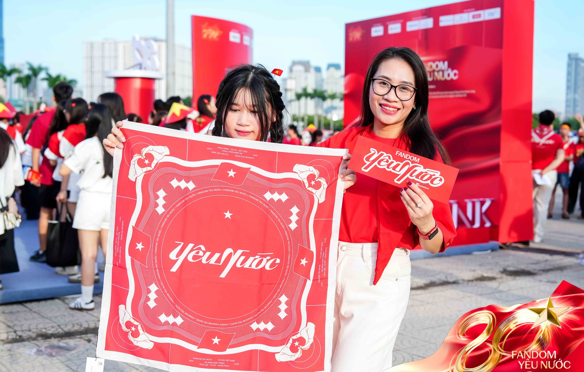 Booth Fandom Yêu Nước “mở bát” quá xôm: 2500 người chụp ảnh tại photobooth, hơn 1000 item Yêu Nước được trao tay- Ảnh 4.