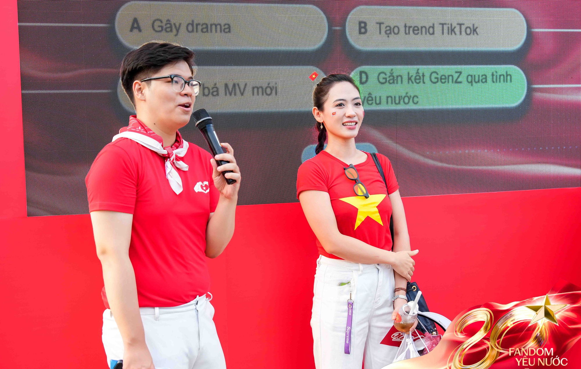 Booth Fandom Yêu Nước “mở bát” quá xôm: 2500 người chụp ảnh tại photobooth, hơn 1000 item Yêu Nước được trao tay- Ảnh 13.
