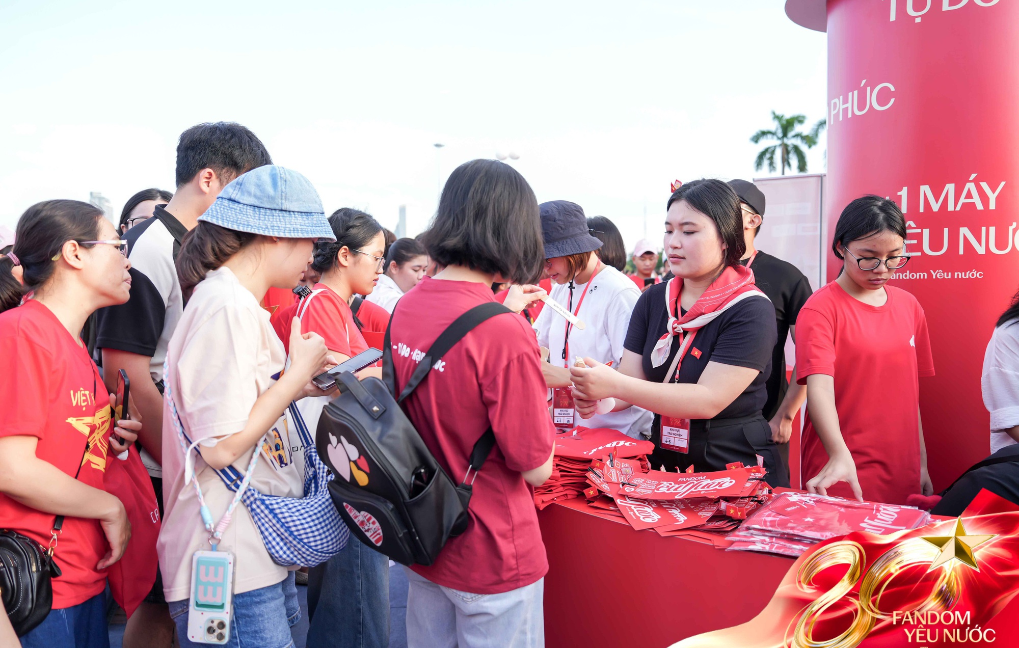 Booth Fandom Yêu Nước “mở bát” quá xôm: 2500 người chụp ảnh tại photobooth, hơn 1000 item Yêu Nước được trao tay- Ảnh 2.