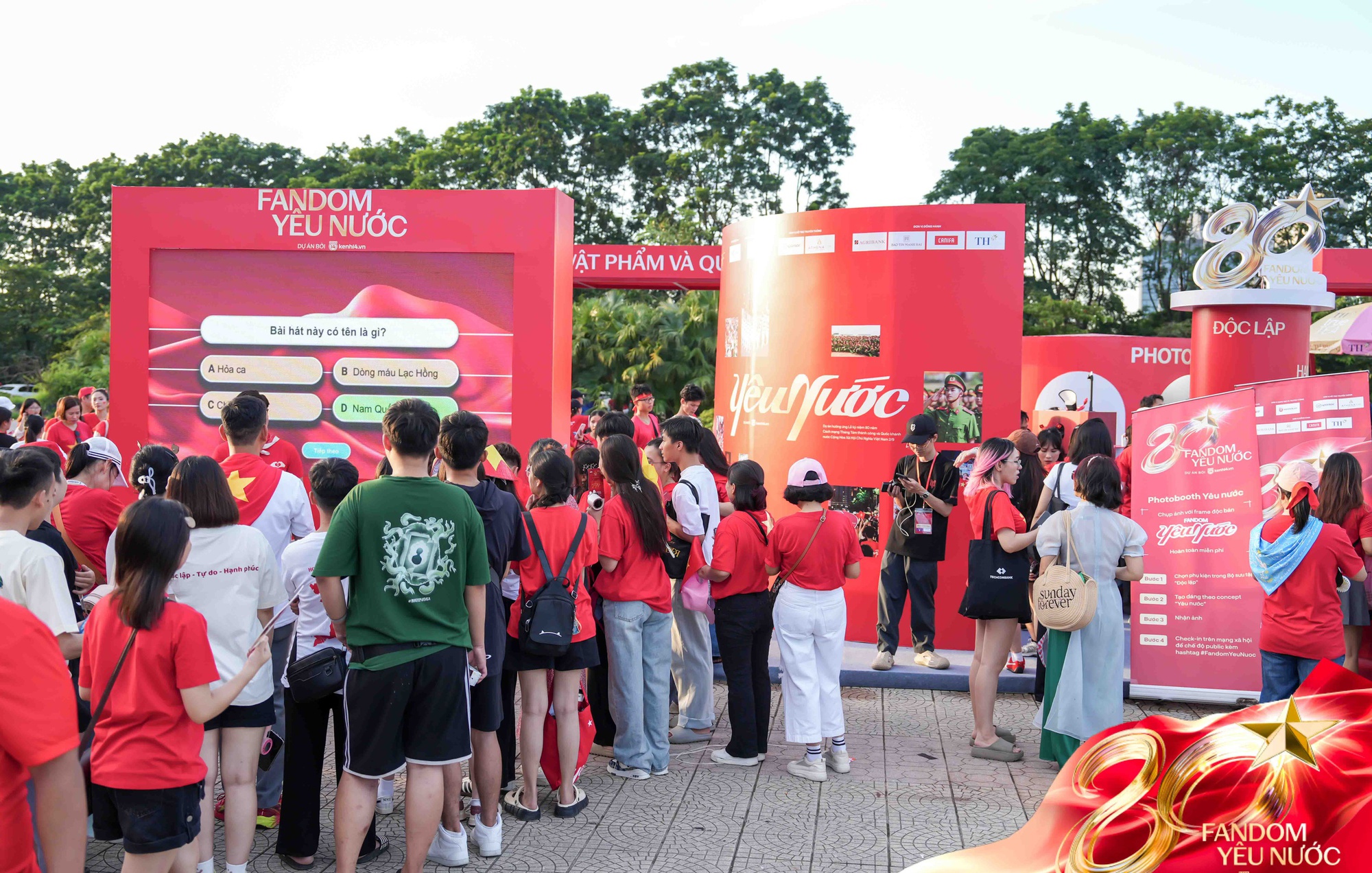 Booth Fandom Yêu Nước “mở bát” quá xôm: 2500 người chụp ảnh tại photobooth, hơn 1000 item Yêu Nước được trao tay- Ảnh 14.