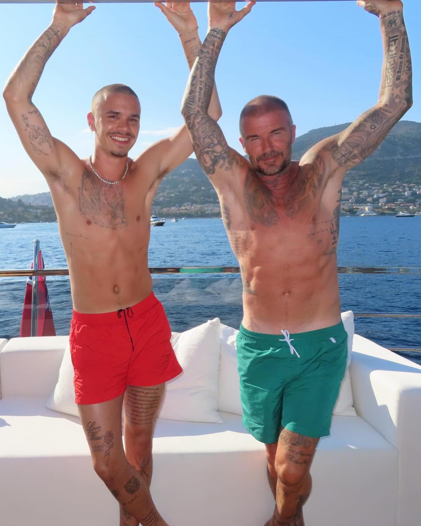 Vợ chồng con cả nhà Beckham tung loạt ảnh nét căng như 