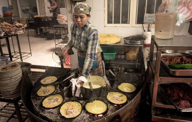 Khách Tây thốt lên: Việt Nam có 2 món bánh ngon ngoài sức tưởng tượng, đã thế giá lại cực "mềm"- Ảnh 2.