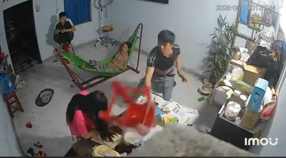 Phẫn nộ cảnh anh trai dùng ghế nhựa đánh tới tấp vào đầu em gái ở Quảng Ngãi- Ảnh 1.