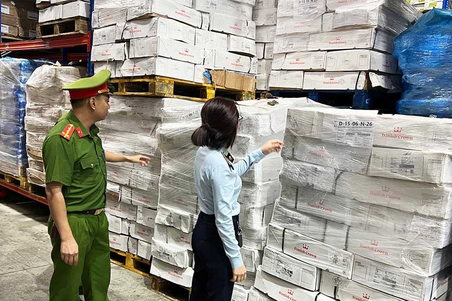 Phát hiện gần 16 tấn xương lợn đông lạnh hết hạn tại kho lạnh ở Hà Nội- Ảnh 1.