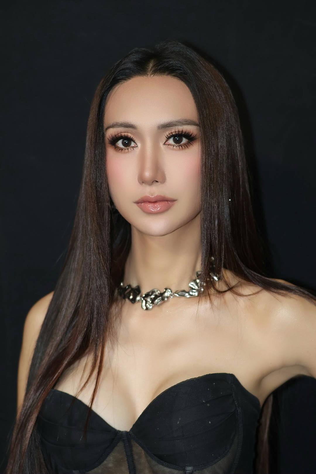 Nam ca sĩ trải qua 8 ca phẫu thuật để thành 