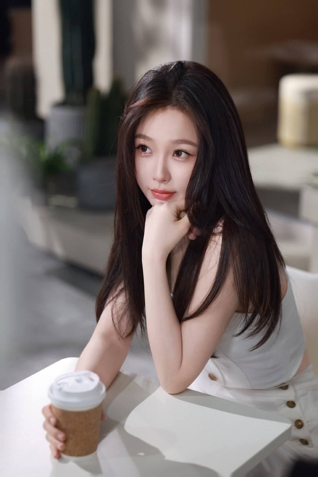 Triệu Lộ Tư quậy tới nóc: Nghi đá xéo Ngu Thư Hân, khiến fan 2 nàng 