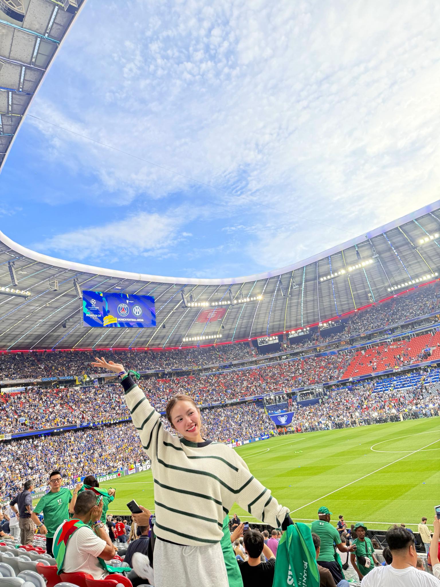 Em xinh Phương Ly khoe body nóng bỏng trên sân khấu, vào sân pickleball lại thành Em xinh Phương Ly khoe body nóng bỏng trên sân khấu, vào sân pickleball lại thành