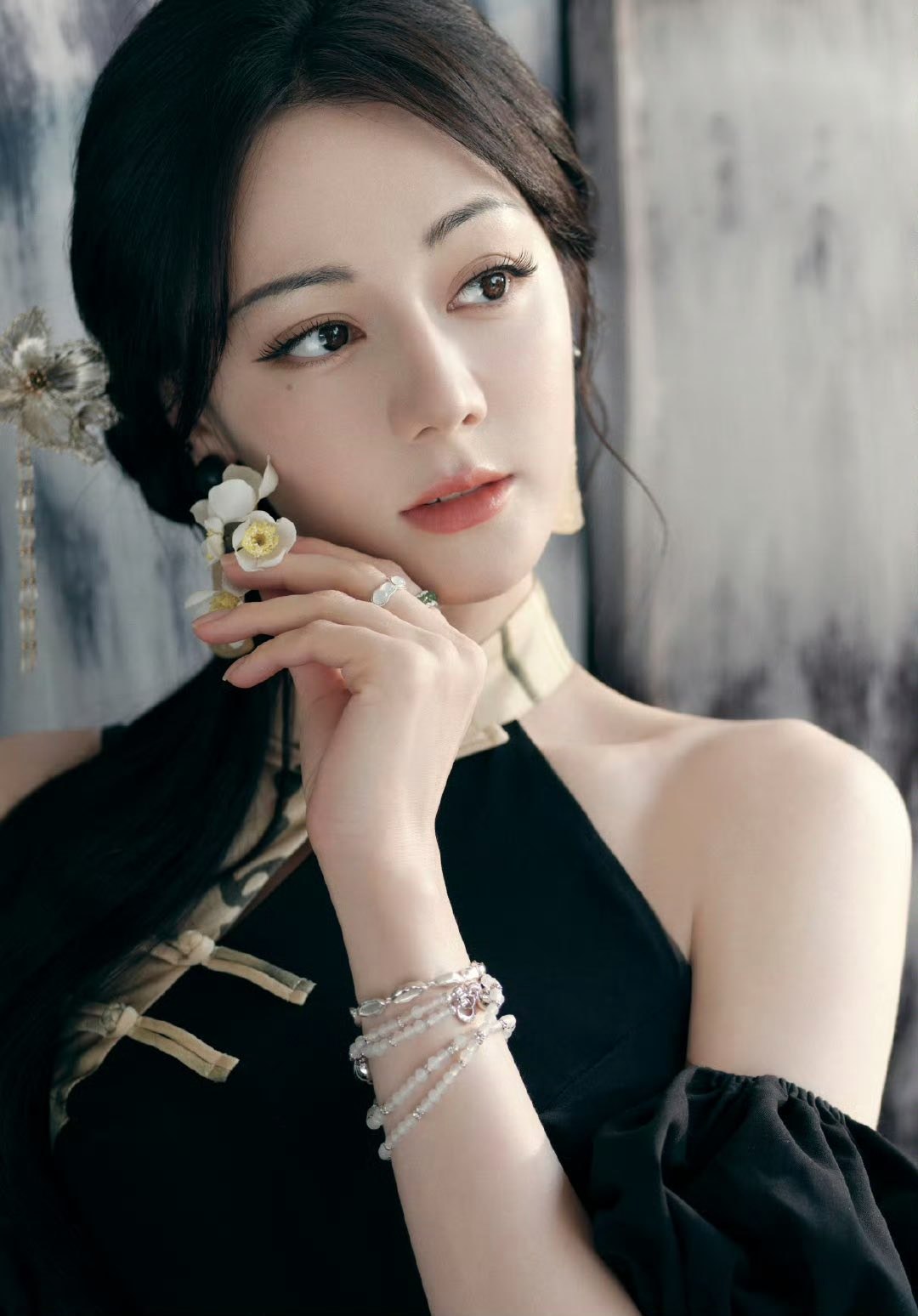 "Lò vi sóng hot nhất Cbiz": Địch Lệ Nhiệt Ba tái hợp Hoàng Cảnh Du sau vụ nhà trai đưa gái lạ đi Phú Quốc?- Ảnh 1.