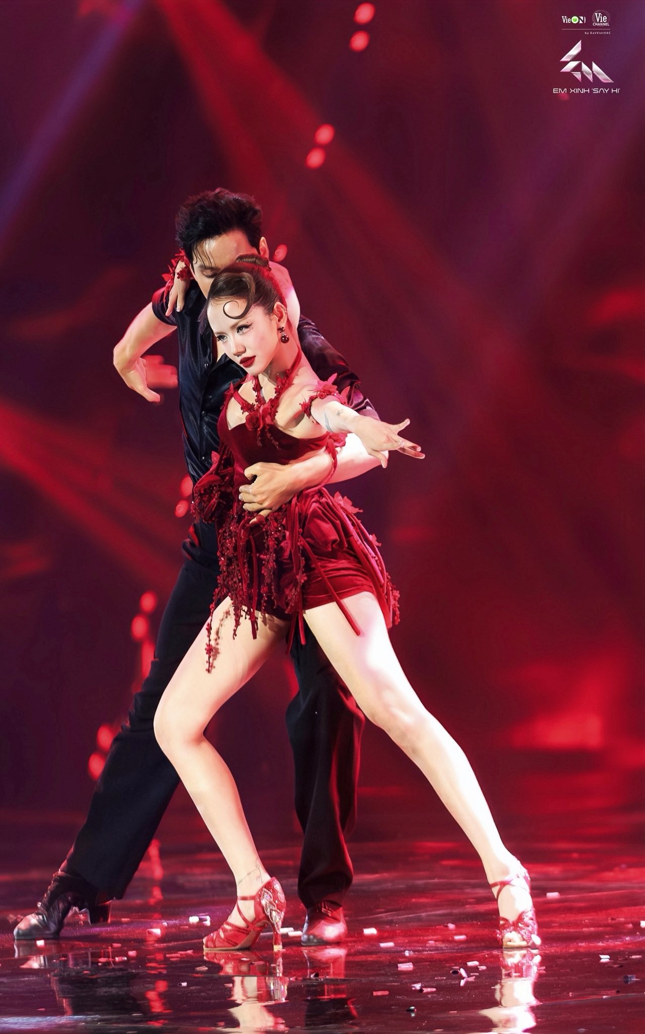 Em xinh Phương Ly khoe body nóng bỏng trên sân khấu, vào sân pickleball lại thành Em xinh Phương Ly khoe body nóng bỏng trên sân khấu, vào sân pickleball lại thành