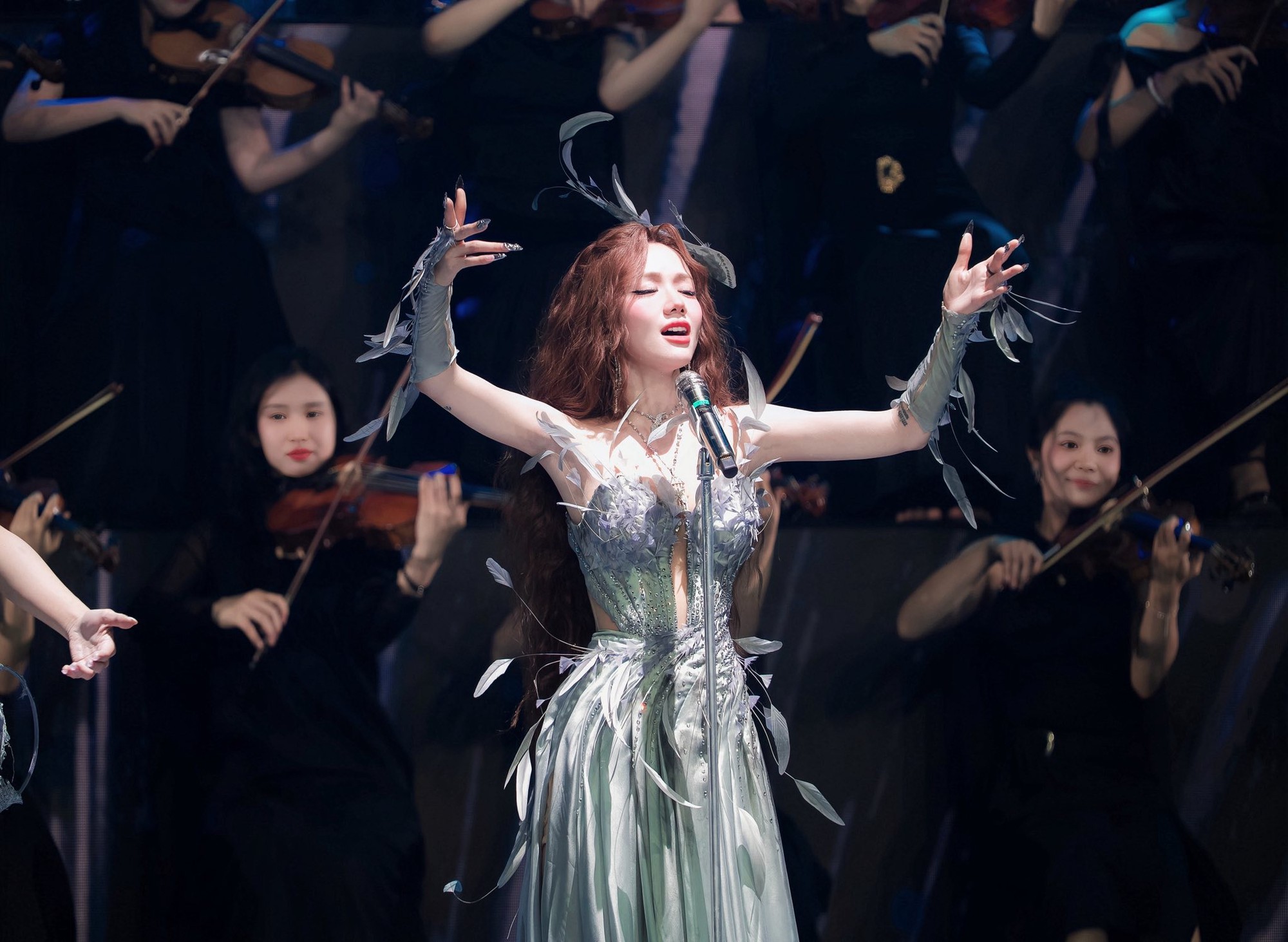 Em xinh Phương Ly khoe body nóng bỏng trên sân khấu, vào sân pickleball lại thành Em xinh Phương Ly khoe body nóng bỏng trên sân khấu, vào sân pickleball lại thành