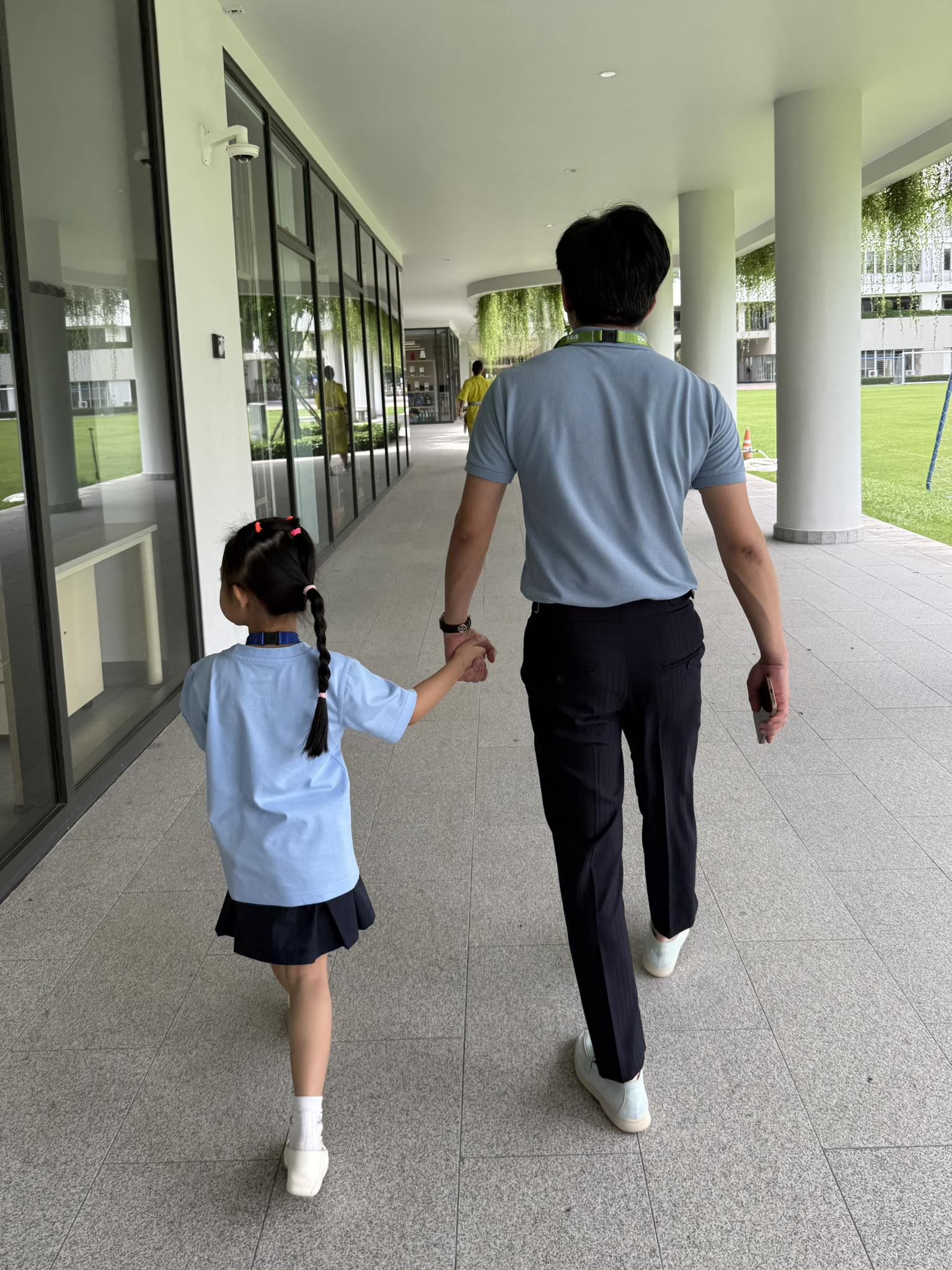 Con gái Cường Đô La - Đàm Thu Trang nhập học trường quốc tế danh tiếng hàng đầu tại TP.HCM, được bố mẹ tháp tùng trong ngày đầu tiên- Ảnh 2.