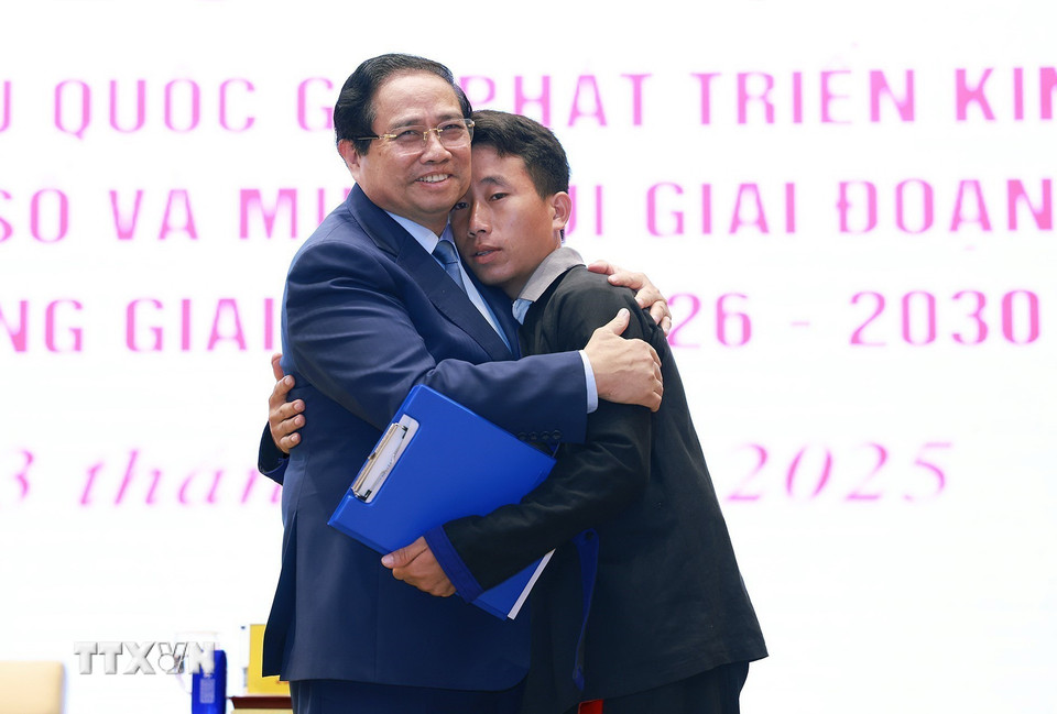Hình ảnh đẹp nhất hôm nay: Thủ tướng Phạm Minh Chính trao cái ôm động viên đến trưởng bản Mùa A Thi sau pha điều dân cứu 90 mạng người- Ảnh 2.