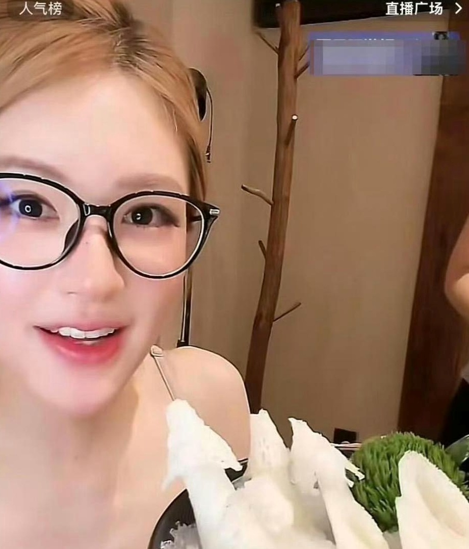Triệu Lộ Tư quậy tới nóc: Nghi đá xéo Ngu Thư Hân, khiến fan 2 nàng 