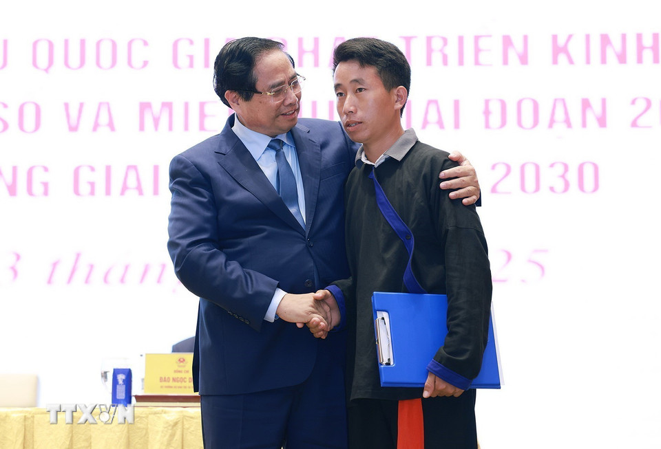 Hình ảnh đẹp nhất hôm nay: Thủ tướng Phạm Minh Chính trao cái ôm động viên đến trưởng bản Mùa A Thi sau pha điều dân cứu 90 mạng người- Ảnh 1.