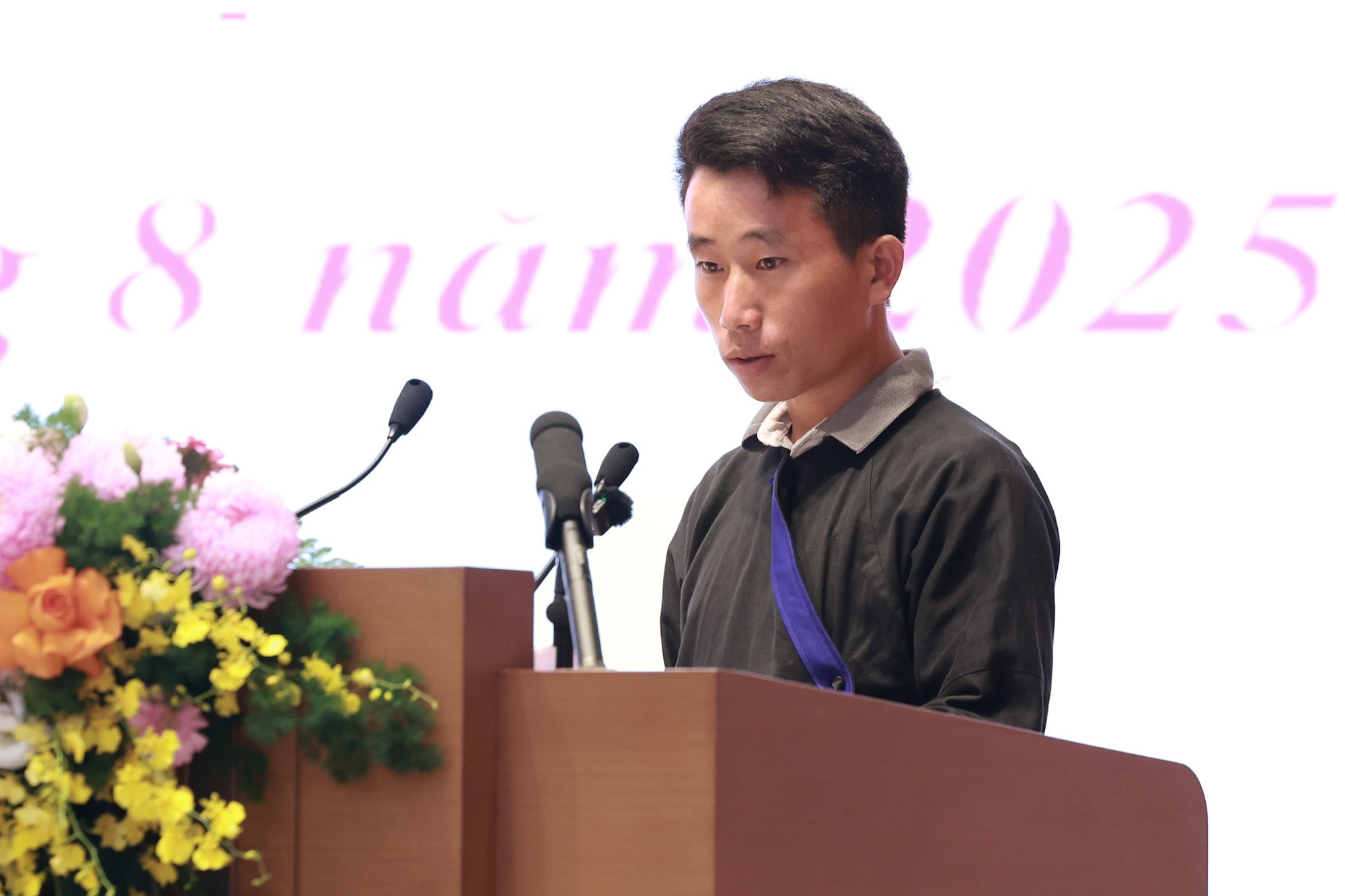 Hình ảnh đẹp nhất hôm nay: Thủ tướng Phạm Minh Chính trao cái ôm động viên đến trưởng bản Mùa A Thi sau pha điều dân cứu 90 mạng người- Ảnh 3.