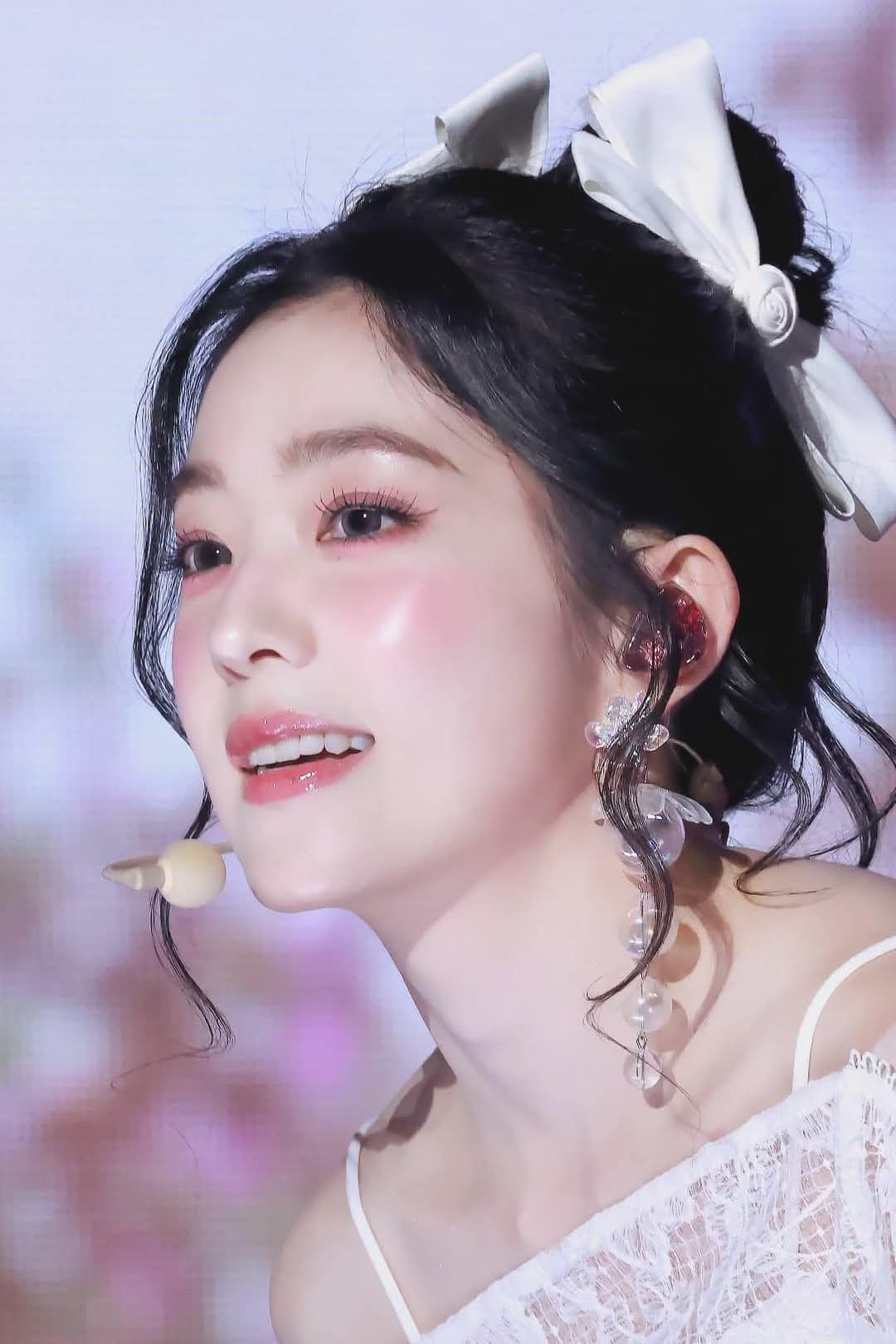 Bức ảnh khiến “đệ nhất nữ thần nhan sắc” bị chê tơi tả, ở tuổi “bà thím” rồi còn làm hành động này!- Ảnh 7.
