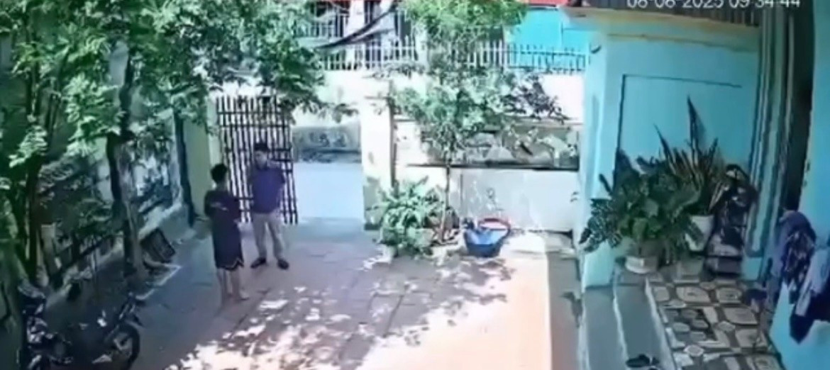 Vụ thầy giáo tát liên tiếp vào mặt học sinh ở Thanh Hóa: Do học sinh nói thầy dạy bài không hiểu?- Ảnh 1.