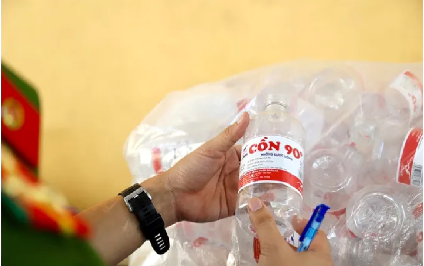 Khởi tố tổng giám đốc công ty vật tư y tế sản xuất, buôn bán cồn giả- Ảnh 1.