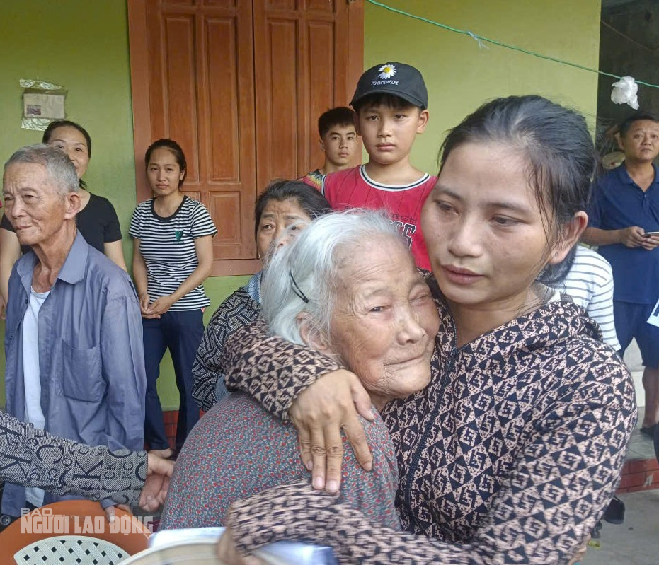 Vụ "gà lôi trắng": Anh Thái Khắc Thành xúc động trở về nhà trùng phùng vợ con, người thân- Ảnh 1.