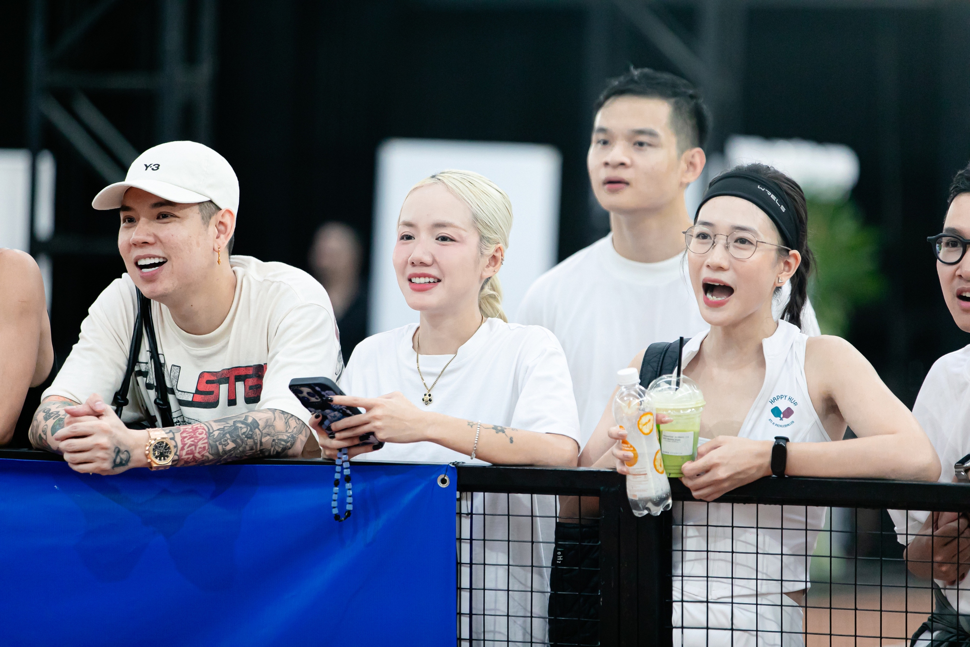 Em xinh Phương Ly khoe body nóng bỏng trên sân khấu, vào sân pickleball lại thành Em xinh Phương Ly khoe body nóng bỏng trên sân khấu, vào sân pickleball lại thành