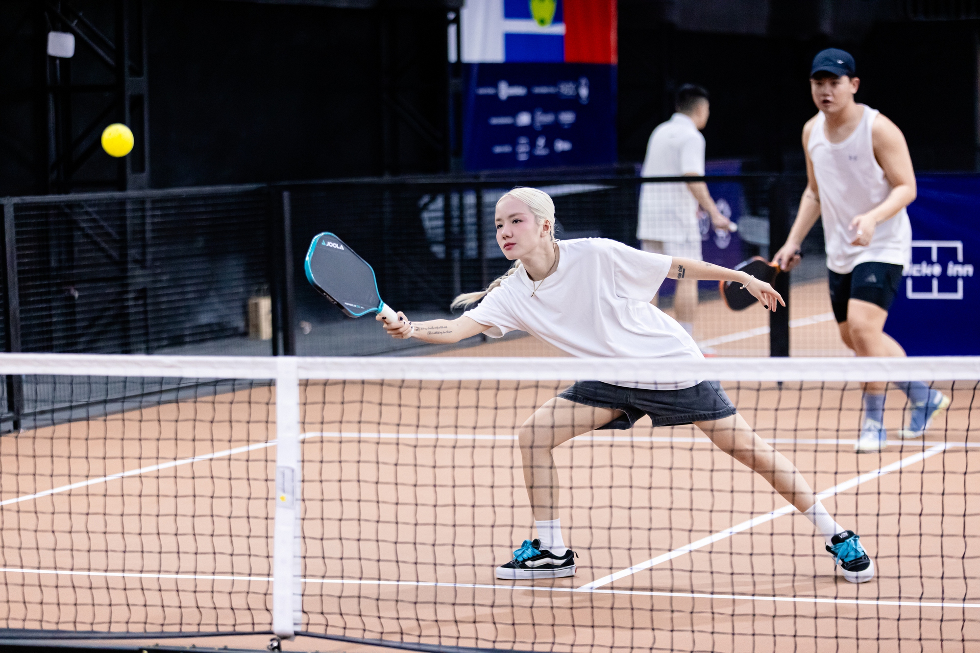 Em xinh Phương Ly khoe body nóng bỏng trên sân khấu, vào sân pickleball lại thành Em xinh Phương Ly khoe body nóng bỏng trên sân khấu, vào sân pickleball lại thành