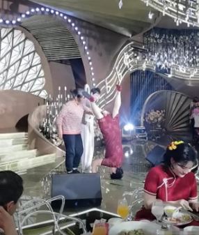 Đang tổ chức đám cưới, mẹ chú rể có hành động "lạ" khiến quan khách đỏ mặt- Ảnh 2.