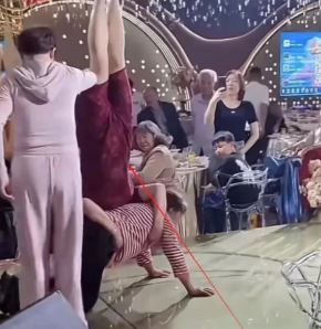 Đang tổ chức đám cưới, mẹ chú rể có hành động "lạ" khiến quan khách đỏ mặt- Ảnh 1.