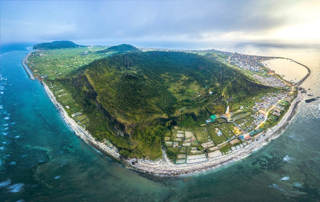Đảo duy nhất ở Việt Nam có 5 ngọn núi lửa: Cách đất liền 30km, du khách nhận xét "Cảnh như trong phim"- Ảnh 1.