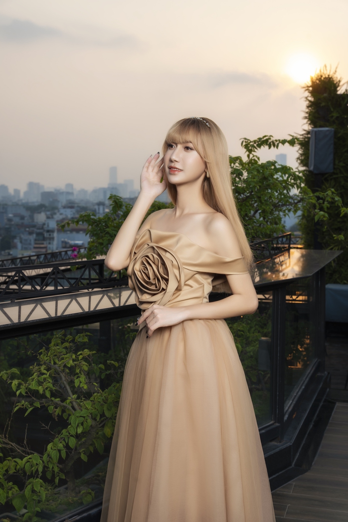 Nam ca sĩ trải qua 8 ca phẫu thuật để thành 