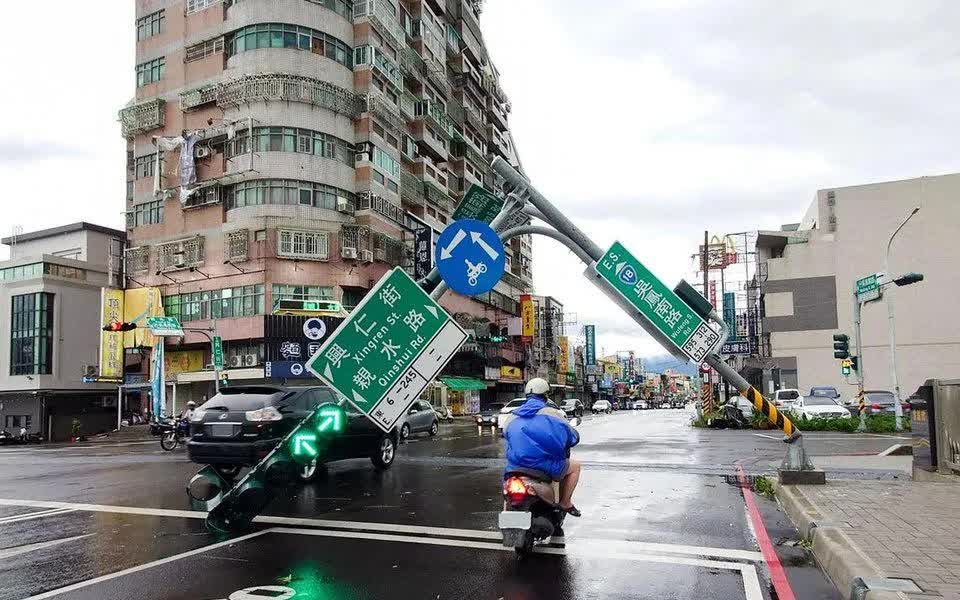 Đài Loan (Trung Quốc) đang nỗ lực sơ tán những người có nhà cửa bị hư hại do cơn bão hồi tháng 7 với sức gió kỷ lục (Ảnh: AFP)