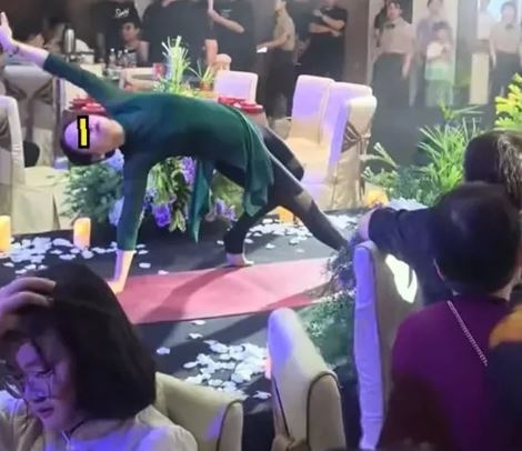 Giữa đám cưới, mẹ chú rể làm một việc khiến gia đình cô dâu "ngượng đỏ mặt"- Ảnh 1.