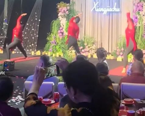 Giữa đám cưới, mẹ chú rể làm một việc khiến gia đình cô dâu "ngượng đỏ mặt"- Ảnh 2.