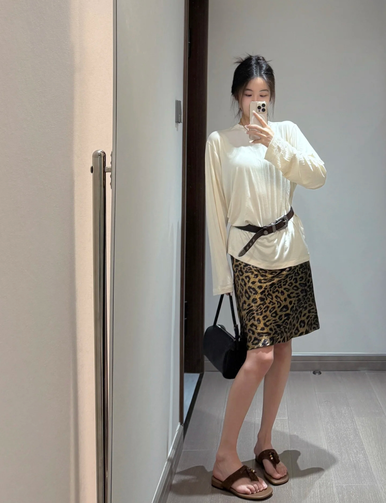 Không chỉ để đi biển, dép tông đang "xưng vương" hè này với rất kiểu mix đồ đẹp!- Ảnh 26.