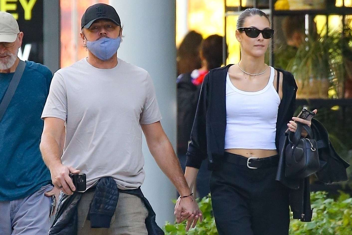 Leonardo DiCaprio bị cảnh sát chặn lại khám xét trên đường tiệc tùng- Ảnh 7. Leonardo DiCaprio bị cảnh sát chặn lại khám xét trên đường tiệc tùng- Ảnh 7.