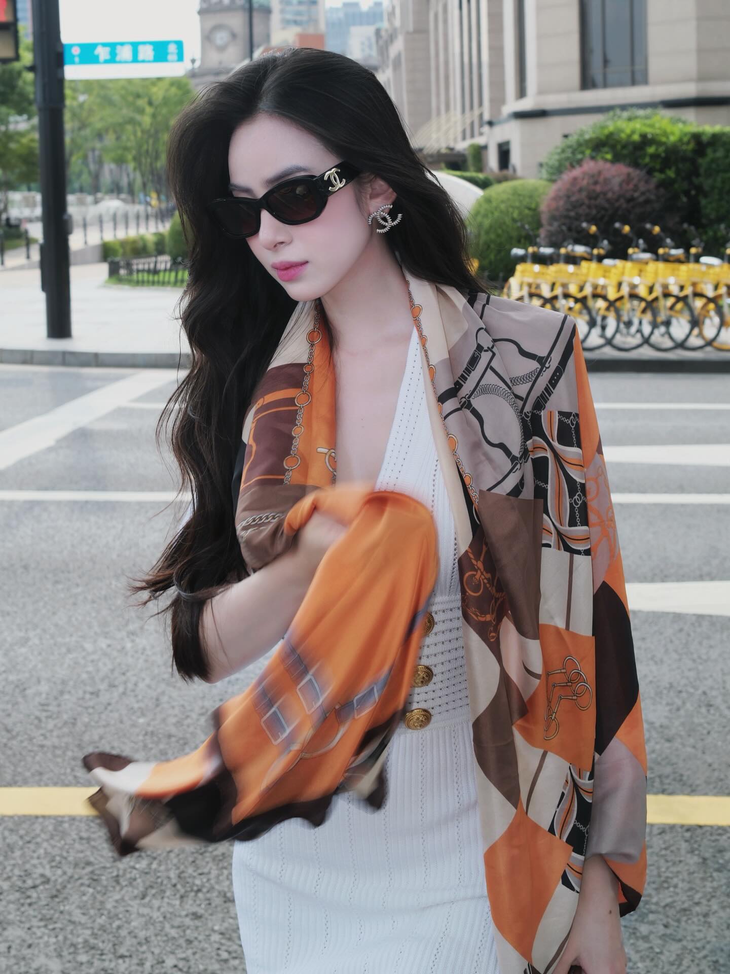 Dâu hào môn Hương Liên mặc đồ 2,5 tỷ dạo phố, riêng đồng hồ giá đủ mua nửa căn hộ- Ảnh 8.