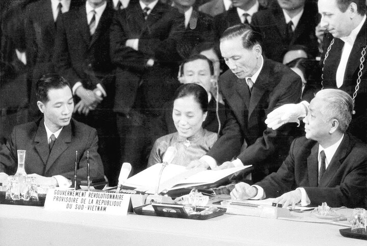 Bà Nguyễn Thị Bình: “Bông hồng khiêu vũ giữa bầy sói” và danh hiệu Anh hùng- Ảnh 2. Bà Nguyễn Thị Bình: “Bông hồng khiêu vũ giữa bầy sói” và danh hiệu Anh hùng- Ảnh 2.