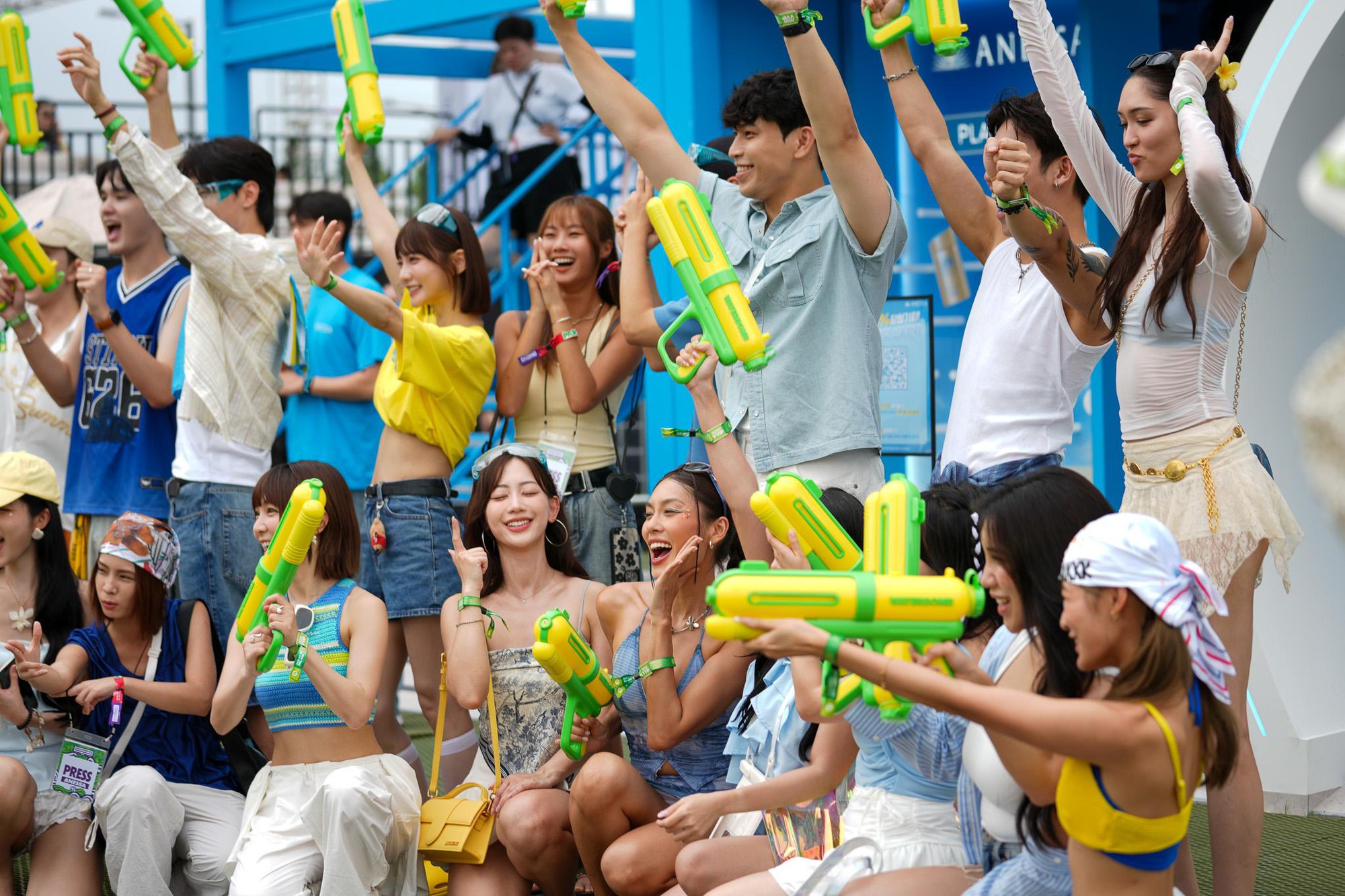 Waterbomb 2025: Dàn KOLs châu Á “kích hoạt" năng lực, biến làn da bất bại dưới nắng nóng và “bom nước”- Ảnh 2.