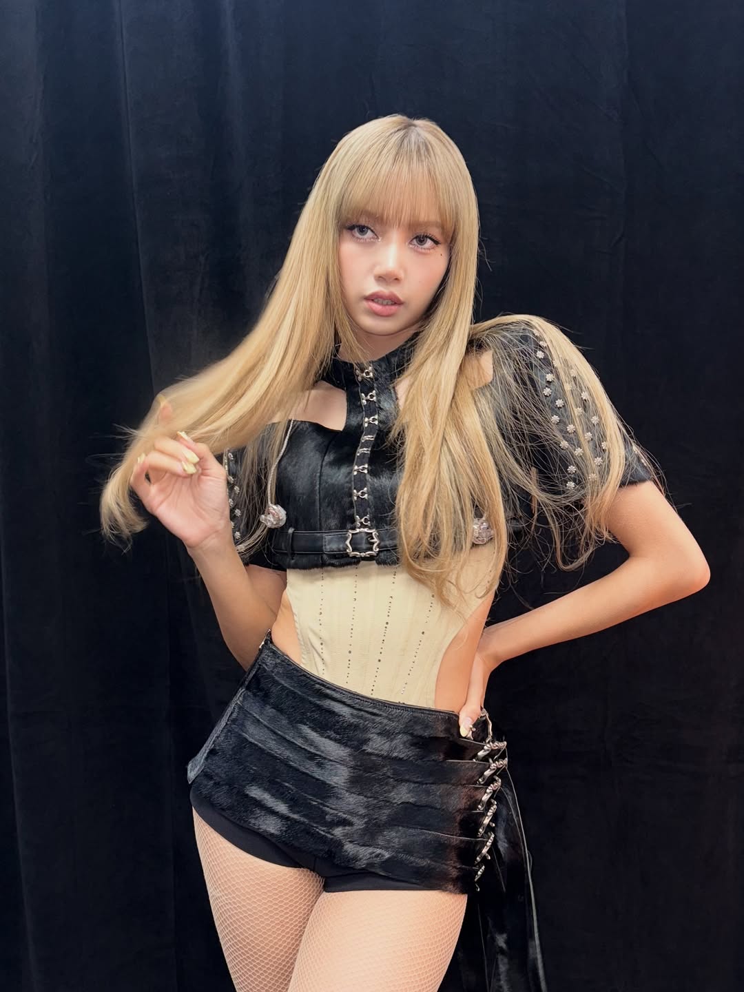 Rộ tin Lisa (BLACKPINK) cắt đứt với bạn trai nhà tỷ phú vì còn 