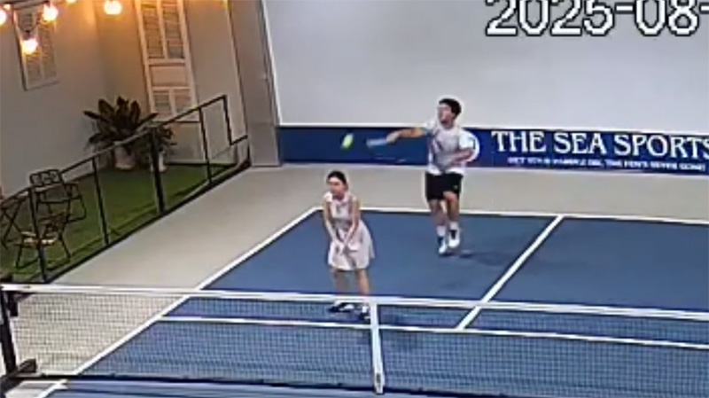 Đi đánh Pickleball, bị chồng smash thẳng vào đầu, những người vợ nên làm gì?- Ảnh 1.