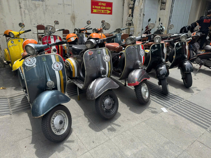 Xử phạt 10 tài xế chạy Vespa vượt đèn đỏ ở TP.HCM- Ảnh 2.