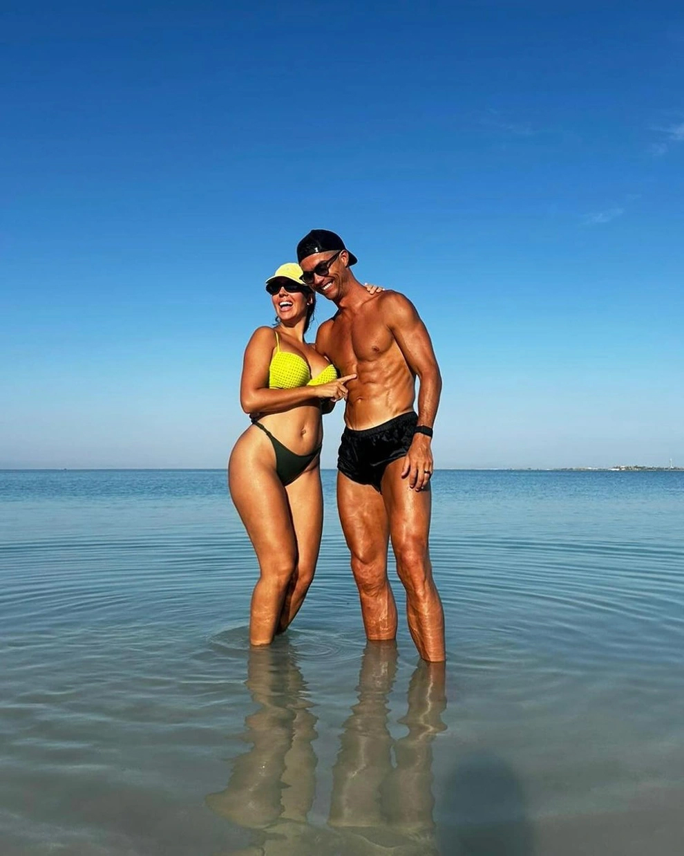 Vợ sắp cưới của Ronaldo mẹ 2 con vẫn có đường cong nóng bỏng nhờ chăm uống 1 loại nước giảm cân, luyện 1 bài độ vòng 3 ở đâu cũng làm được- Ảnh 2.