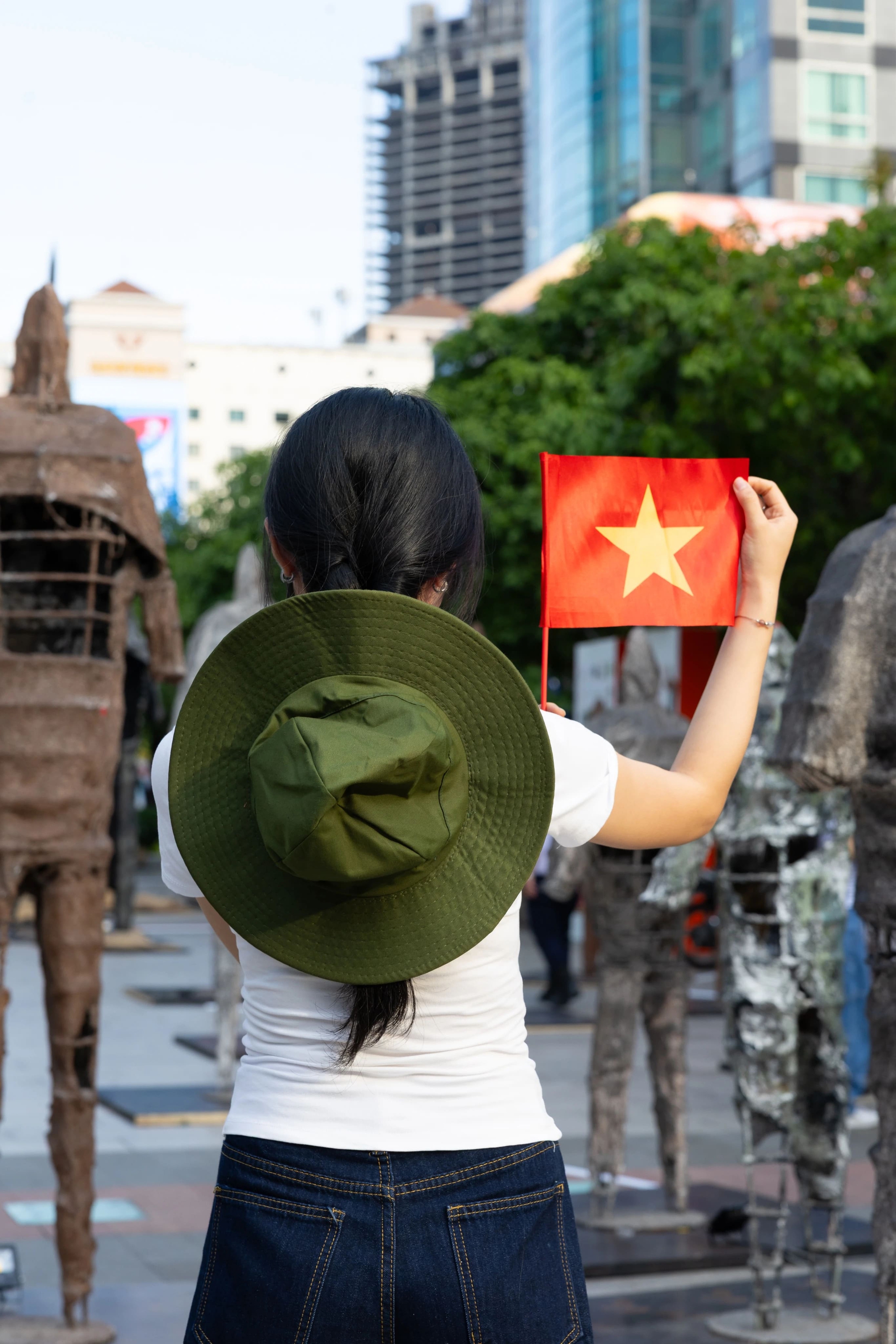 Cờ Tổ quốc, áo in hình sao vàng... 
