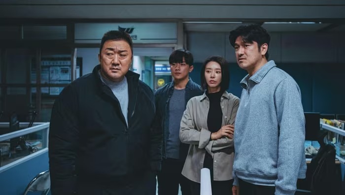 "Ông hoàng phòng vé" bị cảnh sát bắt khẩn, khán giả ráo riết truy lùng danh tính- Ảnh 3.