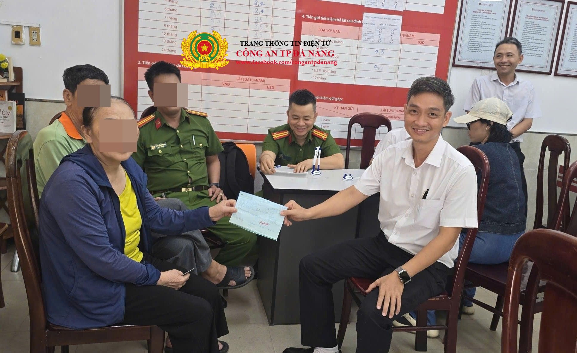 Cụ bà U70 đến Agribank yêu cầu chuyển 300 triệu vào tài khoản Vietcombank: Nhân viên thấy bất thường liền báo công an- Ảnh 1.