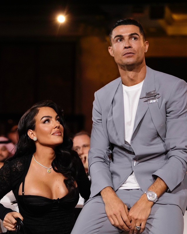 5 chuyện tình cổ tích sân cỏ: Messi chung tình với thanh mai trúc mã, Ronaldo cầu hôn bằng nhẫn kim cương triệu đô- Ảnh 3.